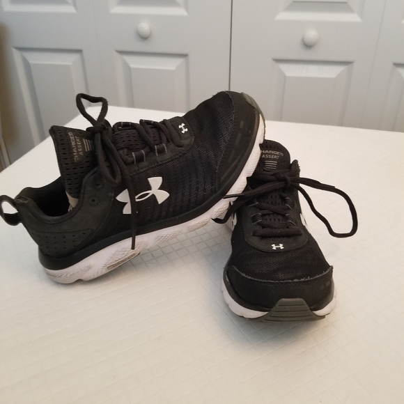 Under Armor Charged Assert Running Shoe Size 6.5 Flaw On Heel See Photos - Picture 4 of 10